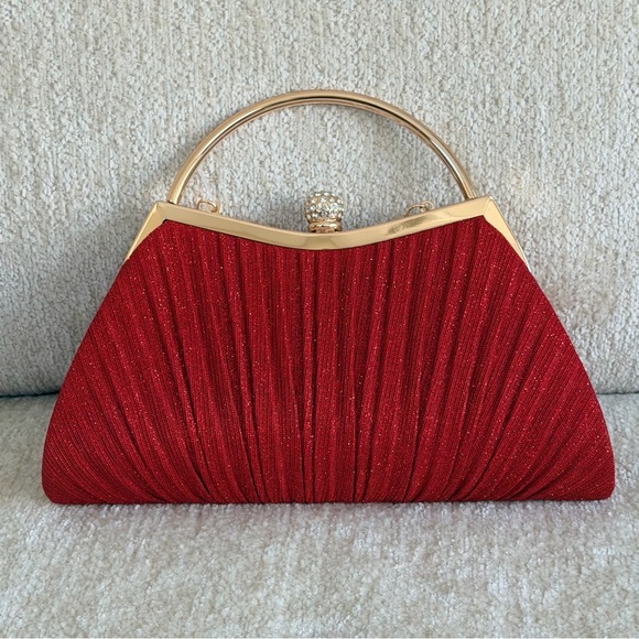 D’margeaux New York, Elegant Red Evening Clutch with Gold Chain - Picture 3 of 16